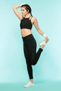 HOLD YOUR OWN Sports Bra -Layer Outfit 21325357514904 2