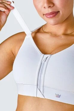 The Flex Sports Bra™ - Ice White 20 The Flex Sports Bra™ - Ice White -Layer Outfit 29150049271977 6