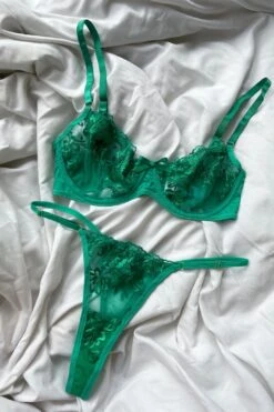 Isabelle Bra In Green -Layer Outfit 29365588885607 4