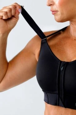 The Flex Sports Bra™ - Onyx - Last Chance -Layer Outfit 33129031008425 3